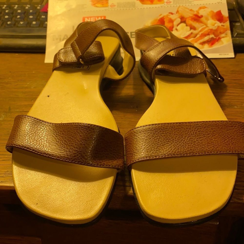 Basic Editions Brown sandals sz.9